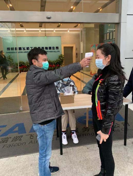 公司黨員為員工測量體溫